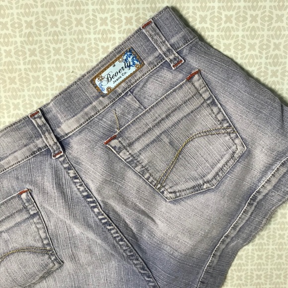 BEVERLY JEANS CO. DENIM LIGHT BLUE SHORTS - Picture 6 of 7